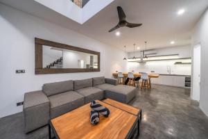 una sala de estar con un sofá y una mesa en Loft Charly - Contemporary 1-bdr luxury loft in GREAT LOCATION, en Canggu