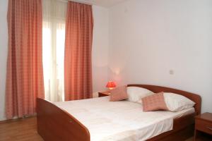 een slaapkamer met een bed en een groot raam bij Apartment Orebic 4565e in Orebić