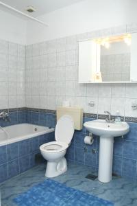 y baño con aseo, lavabo y bañera. en Apartment Orebic 4565f en Orebić