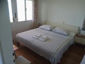 ein Schlafzimmer mit einem Bett mit zwei Handtüchern darauf in der Unterkunft Apartments by the sea Kuciste - Perna, Peljesac - 4544 in Kučište