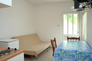 Zimmer mit einem Bett und einem Tisch sowie einer Küche in der Unterkunft Apartments by the sea Kuciste - Perna, Peljesac - 4544 in Kučište