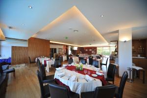 una sala da pranzo con tavoli e sedie in un ristorante di Hotel Lusitania Congress & Spa a Guarda