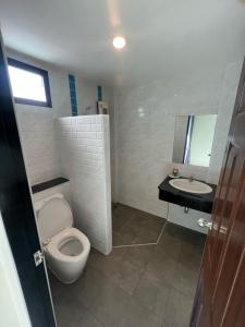 Ein Badezimmer in der Unterkunft THE HUB SURATTHANl