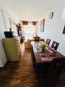 Η κουζίνα ή μικρή κουζίνα στο The Grand Royal Luxury Apartment