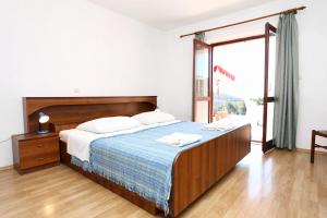 Posteľ alebo postele v izbe v ubytovaní Apartments with a parking space Lumbarda, Korcula - 4418