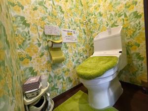 baño con aseo y asiento verde en 【スカイテラス9-8B】 en Shima