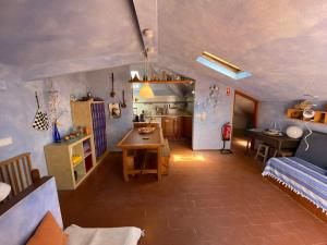een kamer met een keuken en een woonkamer bij Casa do Búzio Cosy Apartment next to the Beach in Lourinhã
