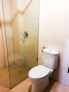 Ванная комната в RedDoorz At Hotel Gajah Mada Palu +16 фотографий