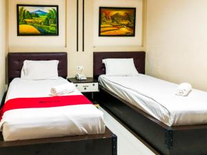 Кровать или кровати в номере RedDoorz At Hotel Gajah Mada Palu