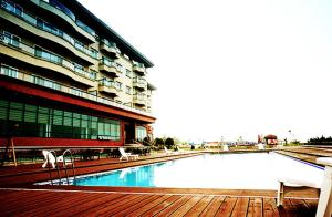 una grande piscina di fronte a un edificio di Seaspovill Resort a Samcheok
