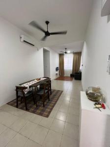 sala de estar con mesa y techo en OrchidVilla Homestay at Southville Apartment, en Kampong Parit