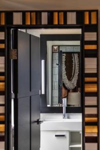荷伯特的住宿－科林達當代公寓，一间带水槽和镜子的浴室