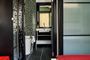 荷伯特的住宿－科林達當代公寓，一间带水槽、卫生间和镜子的浴室