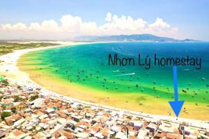 Nhon Ly Homestay في كوي نون: إطلالة جوية على الشاطئ مع رسالة نصية إلى المنزل