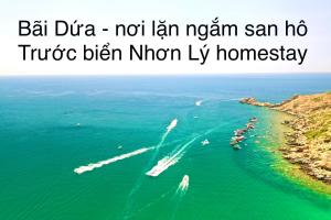 Nhon Ly Homestay في كوي نون: قارب في الماء بجانب جبل