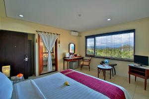 Llit o llits en una habitació de The Jayakarta Suites Komodo Flores