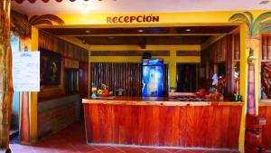 un bar en un restaurante con aperitivos en Hotel Restaurante Los Cocos en Santa Cruz