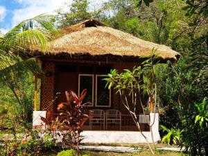 Taman di luar Sea World Club Beach Resort & Dive Center