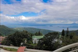 - une vue sur une maison avec vue sur l'eau dans l'établissement 2BR Condo in Tagaytay I Lake View I Fast Wifi I Free Parking, à Tagaytay