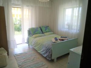 Postel nebo postele na pokoji v ubytování Beach apartment, Paralia Dionysiou, Chalkidiki