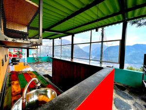 cocina con fregadero y vistas a las montañas en La Vista EcoHouse, en Macanal