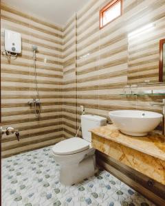 a bathroom with a toilet and a sink at Ngoc Qui Bungalow in Phú Quốc