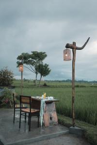 een buitentafel met een vogelvoeder en een kruis bij Maha Shanti Ubud Villa in Ubud