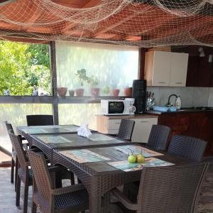 een keuken met een tafel en stoelen bij REMINA in Sulina