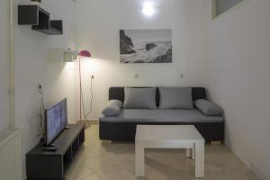 uma sala de estar com um sofá e uma mesa em Apartments with a parking space Zuljana, Peljesac - 4573 em Zuljana