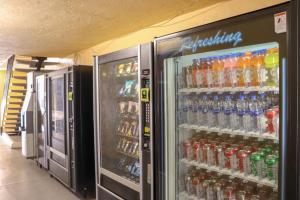 einem Kühlschrank mit viel Wasser und Limonaden in der Unterkunft Motel 7 - Near Six Flags, Vallejo - Napa Valley in Vallejo