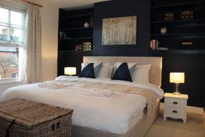 a bedroom with a large bed with black walls at Alma House by 360Stays - Private Garden, Free Parking, Close to Oxford City Centre with Parking in Oxford
