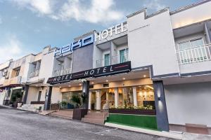 hotel z napisem "hotel" w obiekcie Hako Hotel Taman U w mieście Johor Bahru