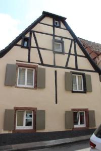 ein Haus mit drei Fenstern und einem Dach in der Unterkunft Logement CHEZ ANTHONE - Proche Obernai, logement pour 1 à 5 personnes in Bernardswiller