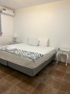 Cama en habitación con escritorio y cama sidx sidx sidx sidx en The Royalty Inn ApartmentHotel #1, en Guayaquil