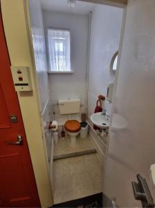 Un baño pequeño con inodoro y lavabo. en The Ryecroft, en Great Yarmouth 105 fotos más