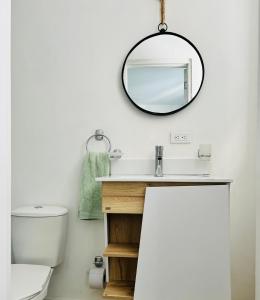 bagno con specchio e servizi igienici di Le MARIE B&B a Cartagena de Indias