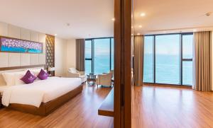 Postel nebo postele na pokoji v ubytování Rosamia Da Nang Hotel