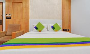Łóżko lub łóżka w pokoju w obiekcie Treebo Vinayak Inn, 600 Mts From Coimbatore Railway Station