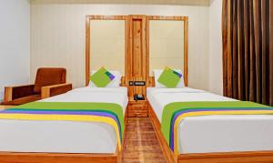 Łóżko lub łóżka w pokoju w obiekcie Treebo Vinayak Inn, 600 Mts From Coimbatore Railway Station