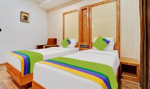 Łóżko lub łóżka w pokoju w obiekcie Treebo Vinayak Inn, 600 Mts From Coimbatore Railway Station