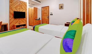 Łóżko lub łóżka w pokoju w obiekcie Treebo Vinayak Inn, 600 Mts From Coimbatore Railway Station