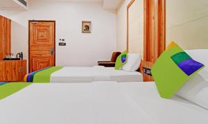 Łóżko lub łóżka w pokoju w obiekcie Treebo Vinayak Inn, 600 Mts From Coimbatore Railway Station