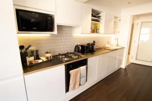 Η κουζίνα ή μικρή κουζίνα στο The New52 Oxford by 360Stays - Bespoke 2 Bed Luxury Apartment in the Heart of Oxford City Centre with Parking +7 φωτογραφίες