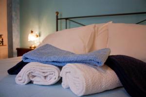 a pile of towels sitting on top of a bed at B&B Principe all'Arena in Verona