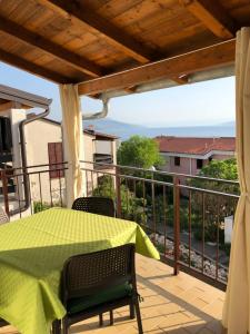 un patio con tavolo e sedie su un balcone di Verde Sea View Apartment 400 m from Beach - Free Parking a Ravni