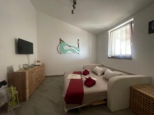 a bedroom with a bed and a television in it at Residence4a-Appartamento Verde in Ravni