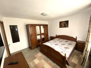 1 dormitorio pequeño con 1 cama y armario en Casa Barkov, en Barcani