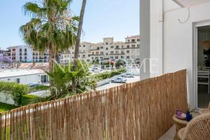 un balcon avec une clôture et une vue sur une ville dans l'établissement Apartamento Aman, à Jávea