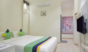 Letto o letti in una camera di Treebo The Utsav, Nashik