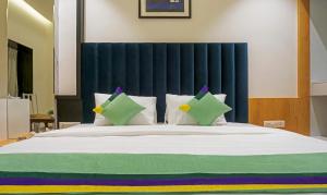 Letto o letti in una camera di Treebo The Utsav, Nashik
